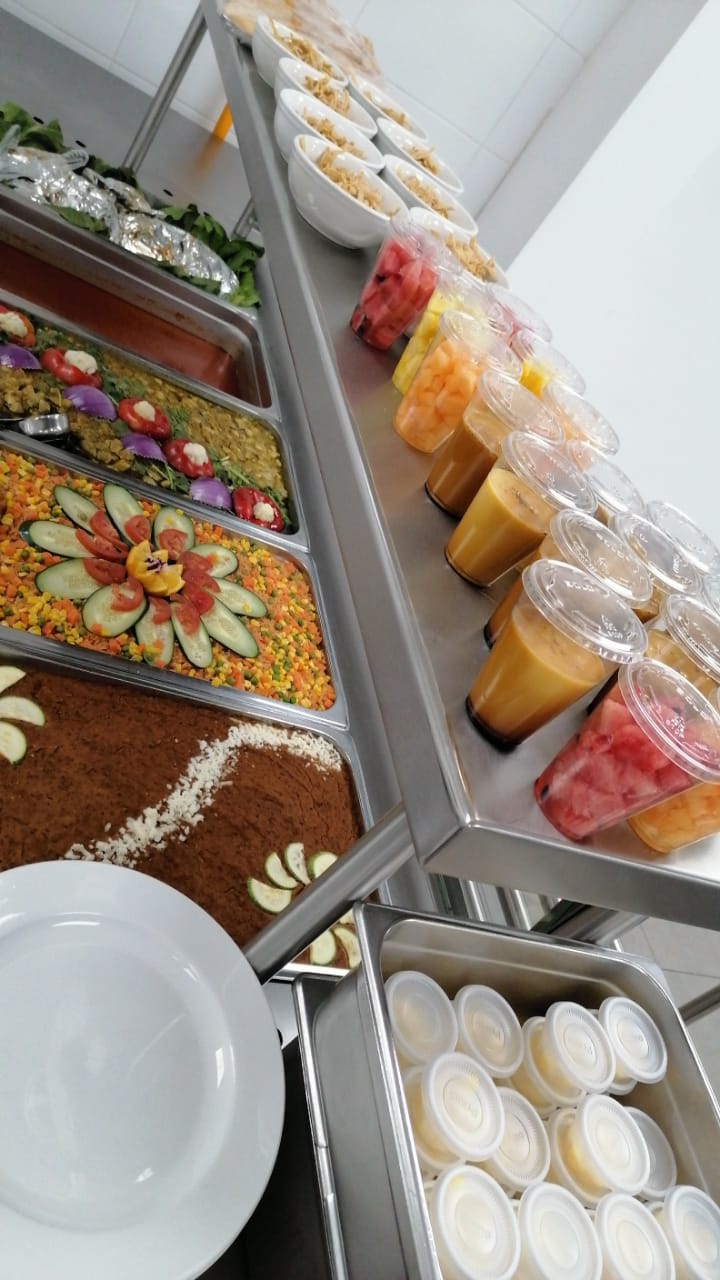 Aguas frescas y charolas comedor industrial