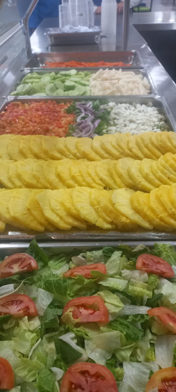 Fruta fresca y ensalada comedor industrial