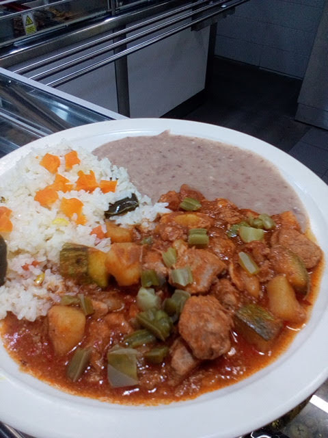 Plato servido comedor industrial – carne, arroz y frijoles